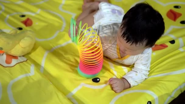 Kleines Chinesisches Kind Spielt Regenbogenfarbe Frühling Bett — Stockvideo