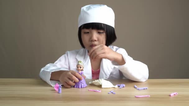 Little Chiński Dziewczyna Lekarz Mundur Grać Tworzą Zabawkę Lalka Przy — Wideo stockowe