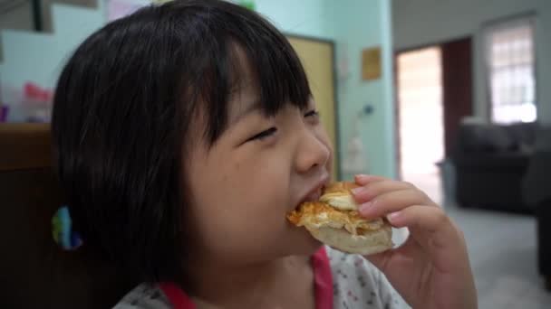 Pequeño Niño Asiático Siente Divertido Cuando Come Pan — Vídeo de stock