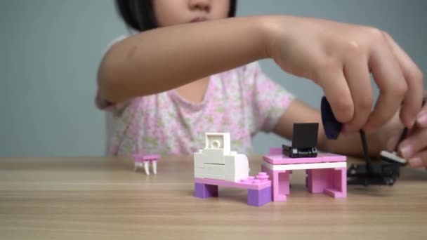 Ein Mädchen Spielt Den Montageblock Des Fotostudios Tisch — Stockvideo