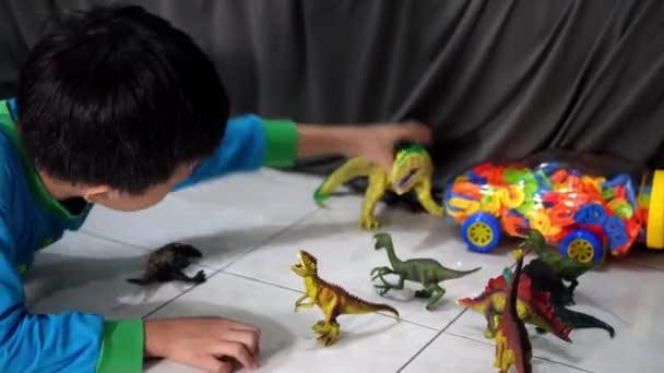 Ein Kind Spielt Dinosaurier Spielzeug Boden — Stockvideo