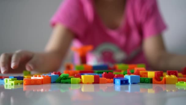 Sluit Het Kleurrijke Plastic Speelgoedblok Achtergrond Hand Van Kleine Meisje — Stockvideo