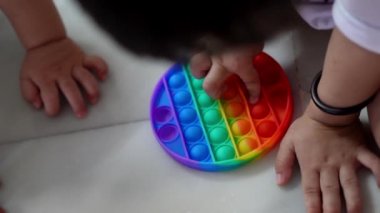 Yaklaş küçük çocuk, yeni moda çal. Zeminde hareketli bir oyuncak çal.