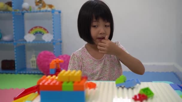 Une Fille Chinoise Assembler Bloc Jouet Plastique Dans Chambre — Video