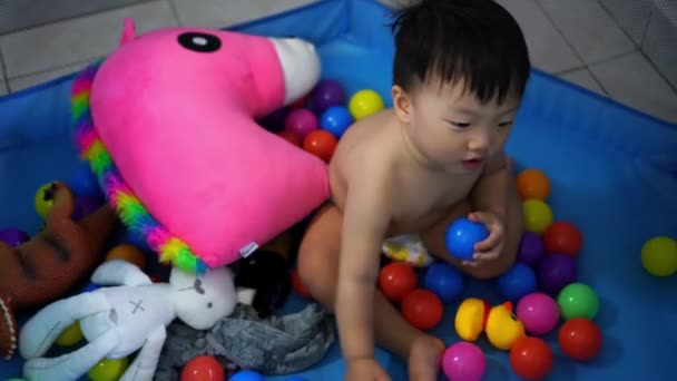 Chinese Baby Jongen Spelen Playpen Met Kleurrijke Bal Konijn Eenhoorn — Stockvideo