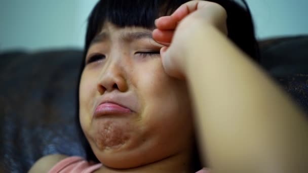 Čínská Holčička Smutně Pláče Používá Ruční Tření Očí — Stock video