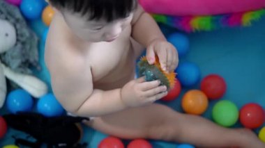 Seçici odaklan. Çocuk parkında topu tutan bebeğin eli.