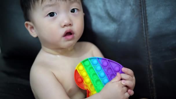 Chinez Copil Băiat Ține Forma Dragoste Pop Fidget Jucărie — Videoclip de stoc