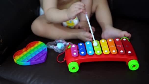 Selektive Fokussierung Der Baby Boy Hand Tragen Windel Spielen Musikinstrument — Stockvideo