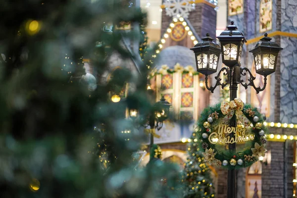 Noel kutlaması sırasında sahte lamba ve kale dekorasyonu