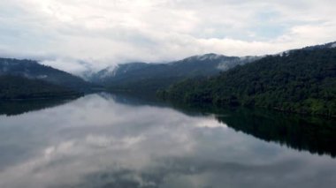 Selangor 'daki Batu Barajı' nın sakin göl manzarasında hava görüntüsü hareket ediyor