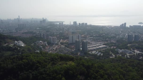 Vista Aerea Foresta Verde Verso Penang Città Nella Nebbiosa Mattina — Video Stock