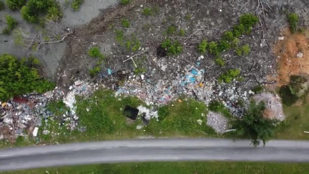 Εναέρια Ματιά Κάτω Σκουπίδια Δίπλα Στον Αγροτικό Δρόμο — Αρχείο Βίντεο