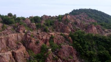 Yamaçtaki hava manzaralı orman yok etme ağacı taş ocağı için kesildi.