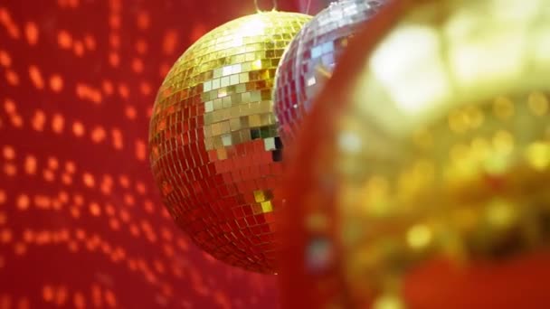 Foco Seletivo Decoração Bola Brilhante Dourada Fundo Vermelho Durante Festival — Vídeo de Stock