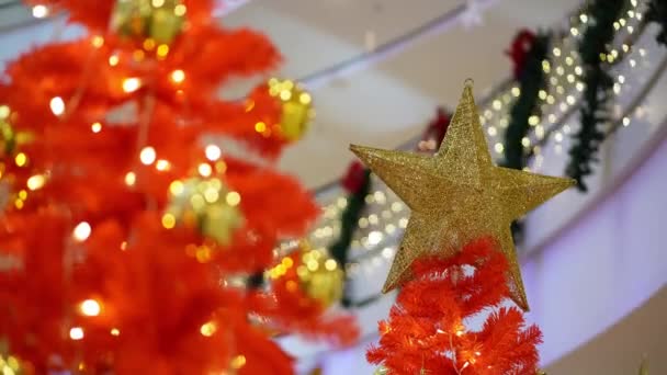 Χρυσό Στολίδι Αστέρι Διακοσμημένα Στο Κόκκινο Χριστουγεννιάτικο Δέντρο Αναβοσβήνει Οδήγησε — Αρχείο Βίντεο