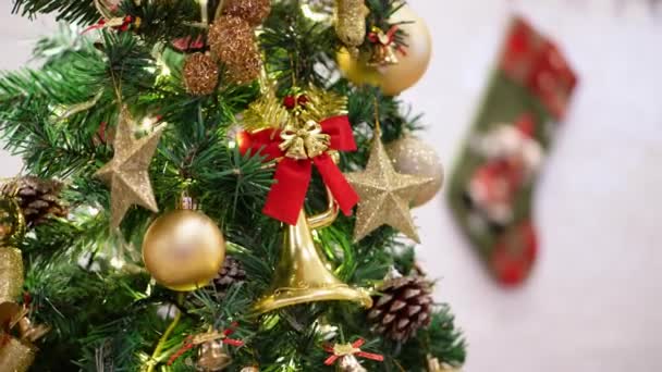 Χρυσό Χριστουγεννιάτικο Κουδούνι Διακόσμηση Στο Χριστουγεννιάτικο Δέντρο Φόντο Είναι Θολή — Αρχείο Βίντεο