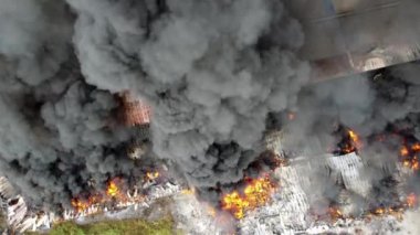 Endüstriyel binadaki hava manzaralı yangın hava kirliliğine neden oldu