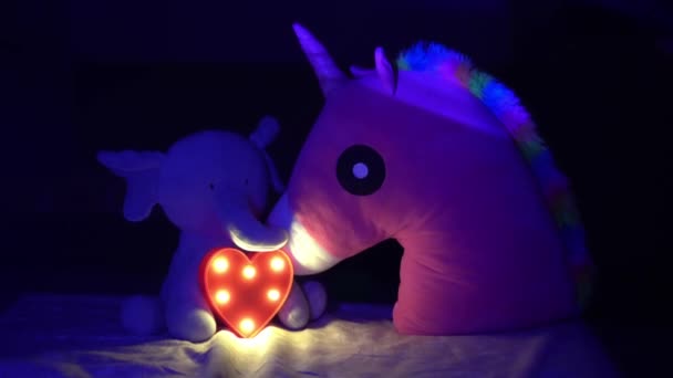 Färgglada Regnbåge Ljus Enhörning Och Elefant Plysch Leksak Med Kärlek — Stockvideo