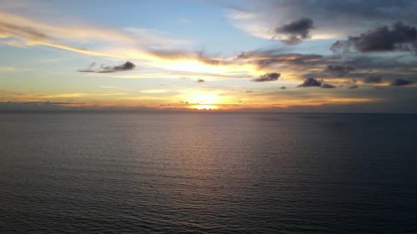 Renkli Günbatımı Gökyüzünde Yumuşak Deniz Dalgaları Üzerinde Havadan Hareket — Stok video