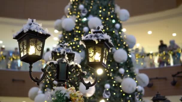 背景クリスマスツリーと選択フォーカスストリートランプの装飾とともにボケがモールで光を点滅 — ストック動画