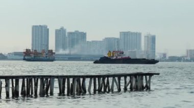 Georgetown, Penang, Malezya - 25 Şubat 2020: Feribot ve gemi sisli bir sabah Penang Denizi 'ne hareket ediyor