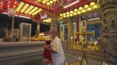 Georgetown, Penang, Malezya - 25 Ekim 2020: Çinli dindarlar tütsü yakar Sarı fenerle güzel tapınağa dua ederler
