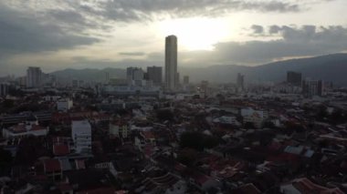 Georgetown, Penang, Malezya - 12 Ocak 2021: Hava manzaralı eski miras sitesinden KOMTAR binasına doğru uç.