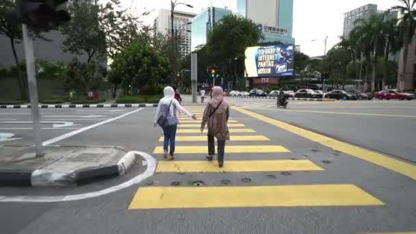 Cidade Kuala Lumpur Malásia Outubro 2020 Caminhada Família Linha Amarela — Vídeo de Stock