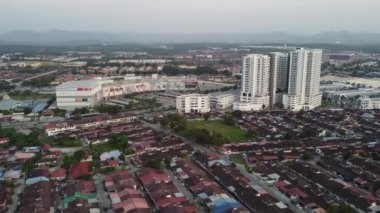 Bukit Mertajam, Penang, Malezya - 20 Ocak 2021: Hava manzaralı Aeon Mall ve konut alanı