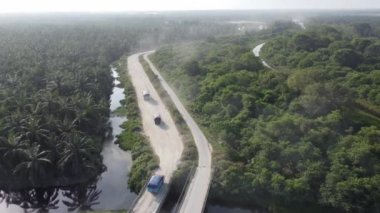 Batu Kawan, Penang, Malezya - 20 Şubat 2021: Kamyon kırsal yolda hareket etmek çok fazla toza neden olur