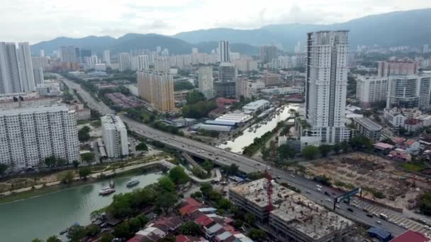 马来西亚槟城 2021年4月2日 Sungai Pinang Tun Lim Chong Expressway的空中观光交通流量 — 图库视频影像