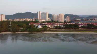 Georgetown, Penang, Malezya - 11 Nisan 2021: İHA, Bayan Mutiara 'nın deniz kıyısındaki konutunu vurdu