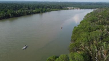 Nibong Tebal, Penang, Malezya - 21 Temmuz 2021: Sungai Kerian nehrinde uçan balıkçı ağı