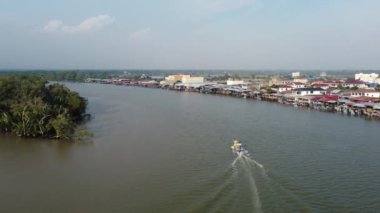 Nibong Tebal, Penang, Malezya - 21 Temmuz 2021: Sungai Udang 'daki Kerian Nehri' nde balıkçı teknesi hareketi