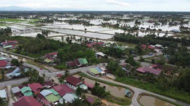 Tanjung Piandang, Perak, Malezya - 13 Eylül 2021: Hava manzaralı Malays kampung trafiği ve plantasyonu