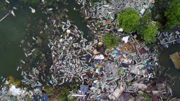 马来西亚槟城 2021年10月11日 空中俯瞰用塑料瓶污染水源 — 图库视频影像