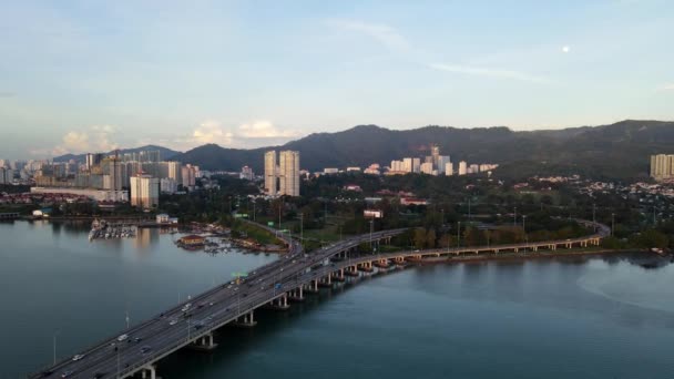 2021年10月22日 马来西亚槟城 在巴图乌班岛边的槟城大桥 Penang Bridge 的空中观光车交通 — 图库视频影像