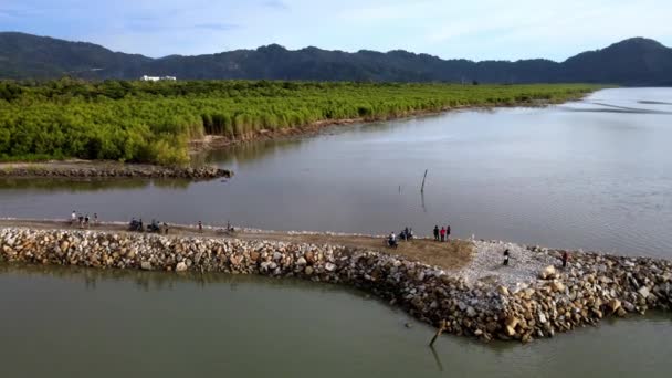 马来西亚槟城Balik Pulau 2021年10月23日 空中观看者在海滨附近的障碍物边进行娱乐和休闲活动 — 图库视频影像