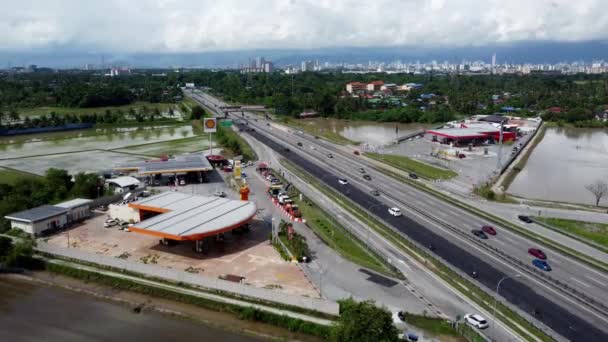 マレーシアのペナン州ブキット メルタジャム 2021年10月31日 Sungai Dua付近の高速道路での空撮Bhp Shell Caltexガソリンスタンド — ストック動画