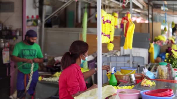 2021年11月19日 马来西亚槟城 印度花店为印度教宗教仪式准备花环 — 图库视频影像