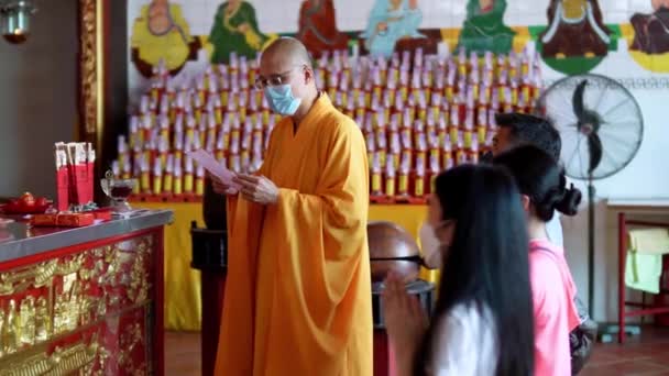 2021年11月19日マレーシア ペナン州ジョージタウン 中国の僧侶が慈悲寺の女神に捧げる聖歌と祝福 — ストック動画