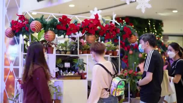 2021年12月4日 马来西亚槟城 人们在商场内的摊位购买花卉 — 图库视频影像