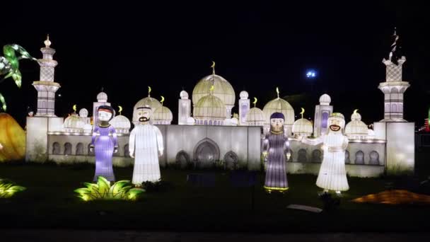 2021年12月6日 马来西亚槟城 乔治敦 缓缓走向穿着传统服饰的阿联酋雕塑和谢赫扎耶德大清真寺 — 图库视频影像