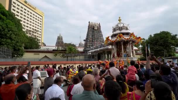 2022年1月17日 顔のマスクを持つインドの信者は銀の戦車を歓迎します Nagarathar Sivan Temple Durign Thaipuam — ストック動画