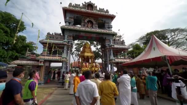 Georgetown Penang Malásia Janeiro 2022 Carruagem Dourada Atravessa Arco Templo — Vídeo de Stock