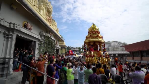 Georgetown Penang Malaysia Jan 2022 Pilgrimer Välkomnar Ankomsten Gyllene Vagn — Stockvideo