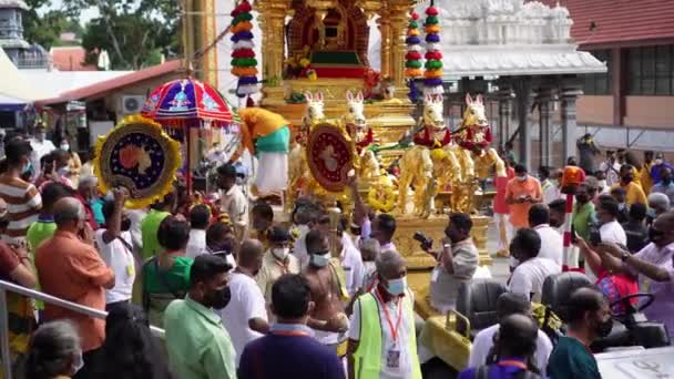 2022年1月17日 马来西亚槟城乔治敦 印度牧师在游行过程中 随行随行的是信徒 — 图库视频影像