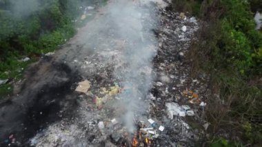 Kırsal kesimdeki çöp atık sahasında açık hava sineği yanıyor..