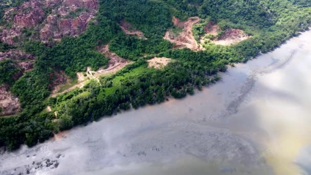 Vista Aérea Voa Para Mineração Areia Causa Desmatamento Colina Perto — Vídeo de Stock